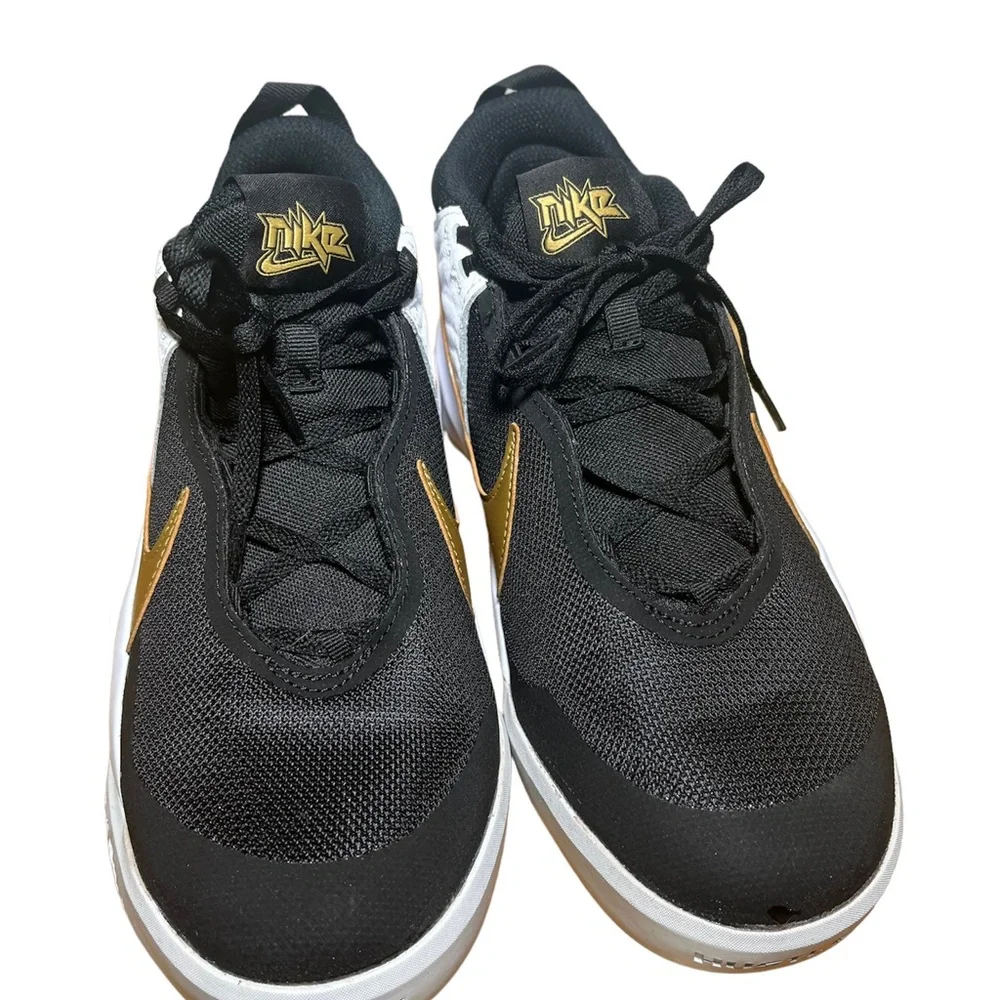 Nike TEAM HUSTLE D10 Black/White Boy‎ Shoes Sz 7Y